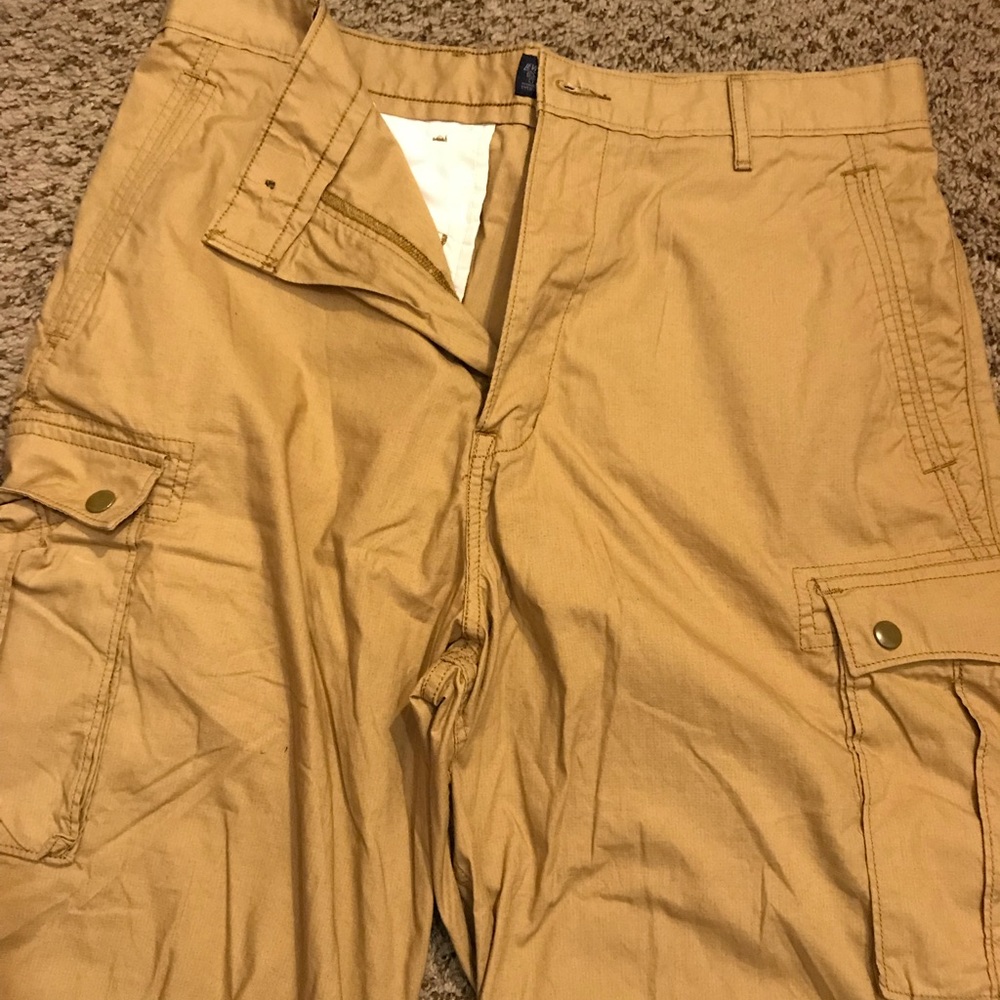 Men’s NWOT Levi’s khaki cargo shorts sz 34